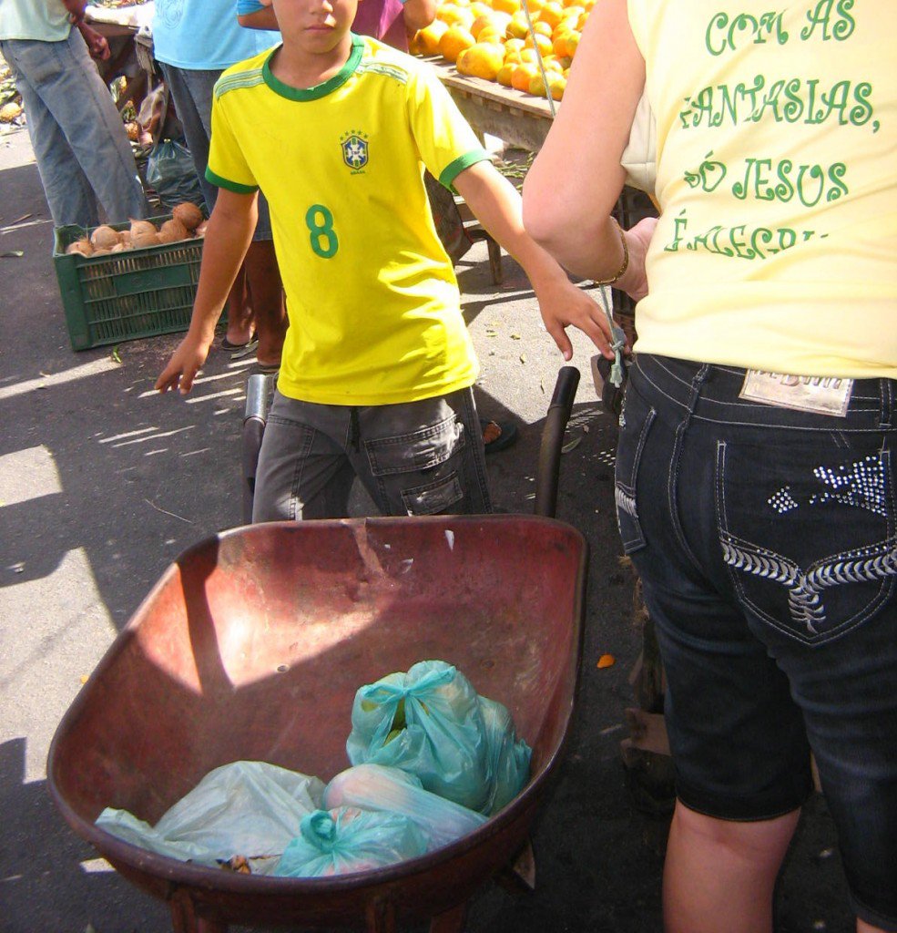 Menino carrega carrinho de mão em feira livre no interior do Rio Grande do Norte. Foto: Marinalva Dantas