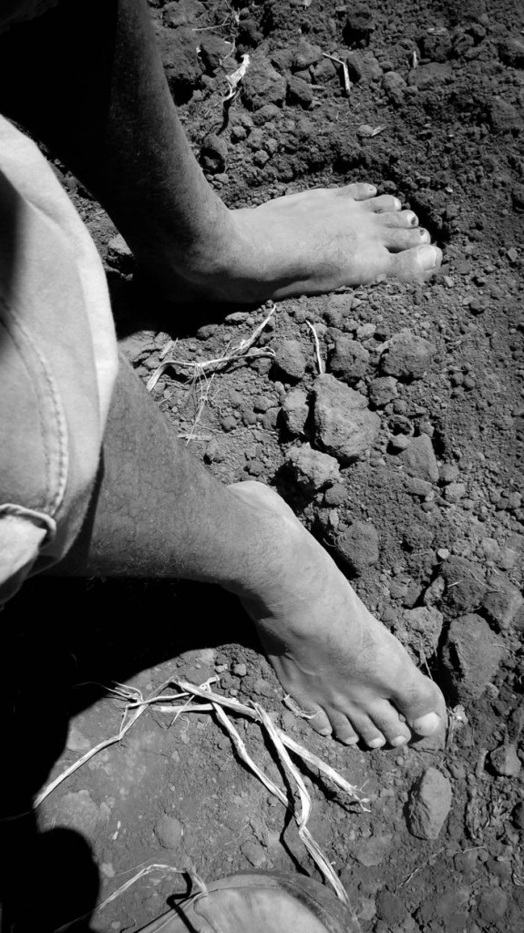 Trabalhador com os pés descalços: falta de proteção é recorrente